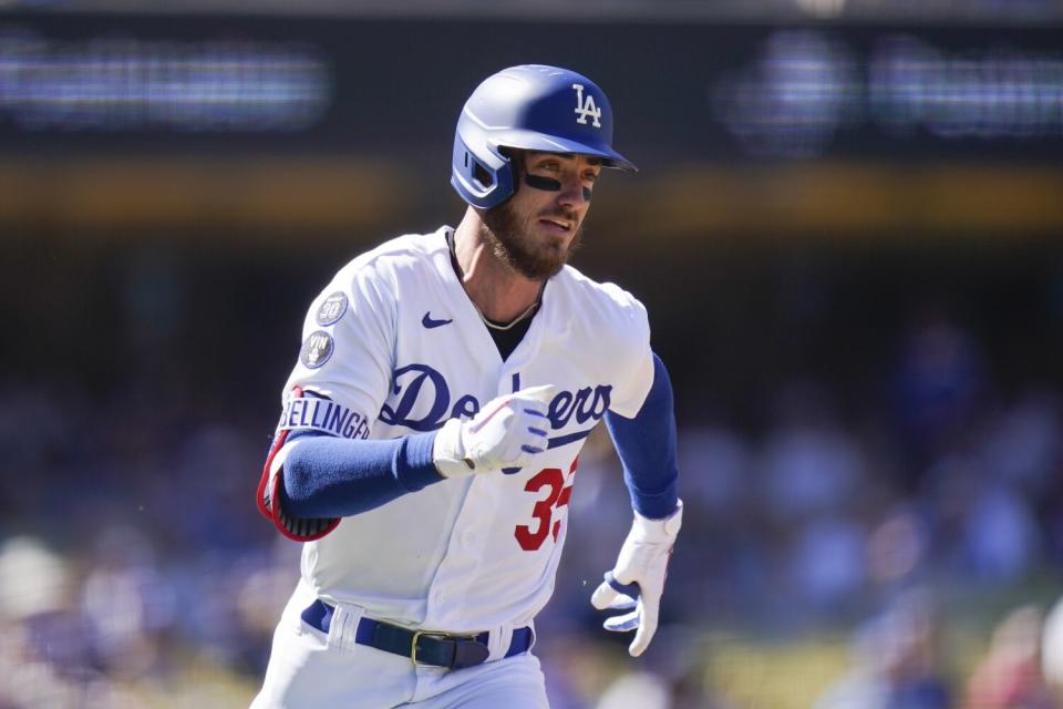 Cody Bellinger de los Dodgers corre hacia la segunda base después de conectar un doble el 25 de septiembre.