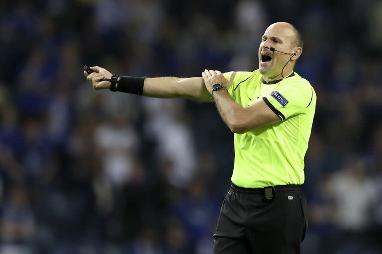 Antonio Mateu Lahoz tendrá a cargo el partido entre Argentina y Países Bajos; aquí, durante la final de la Champions League que dirigió entre Manchester City y Chelsea en Porto, en mayo de 2021