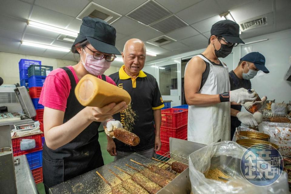 撒粉定型是炳叔烤玉米的最後一道工序，看著員工專心工作，胡炳年（左2）也回想起創業時的點點滴滴。