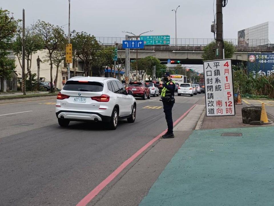 警方提用路人改道。 圖／平鎮警分局