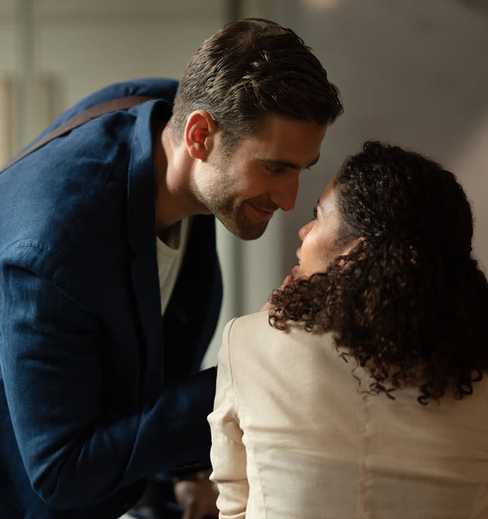 Oliver Jackson-Cohen interpreta al marido de Sophie