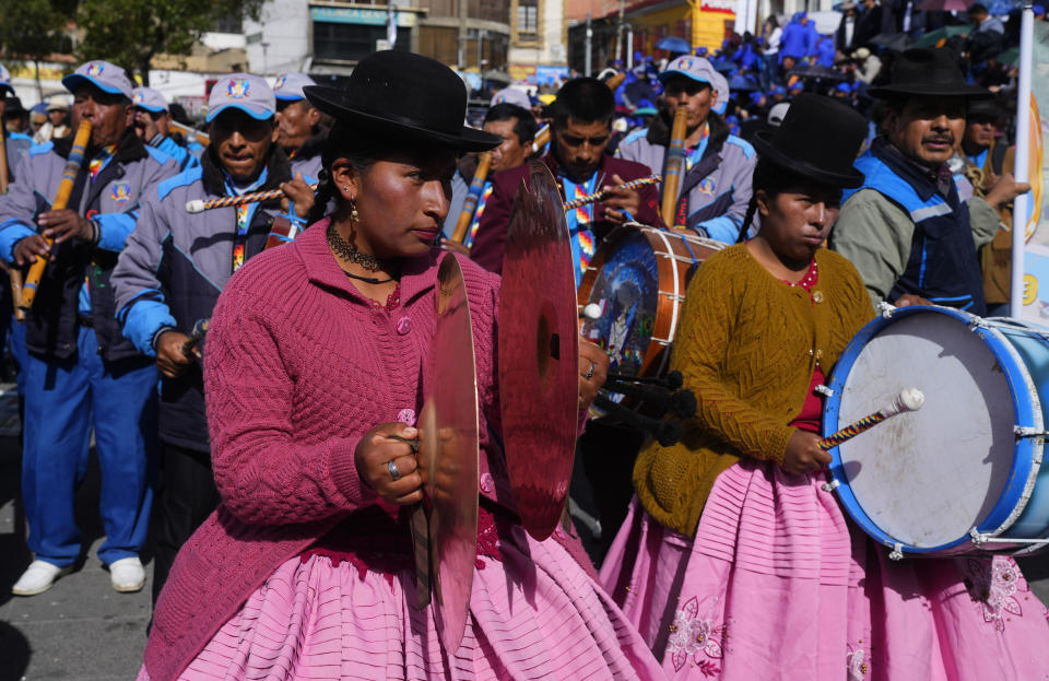 Indígenas tocando música en un acto de celebración por los 29 años de la fundación del partido oficialista, el Movimiento al Socialismo (MAS), en La Paz, Bolivia, el jueves 28 de marzo de 2024. (AP Foto/Juan Karita)