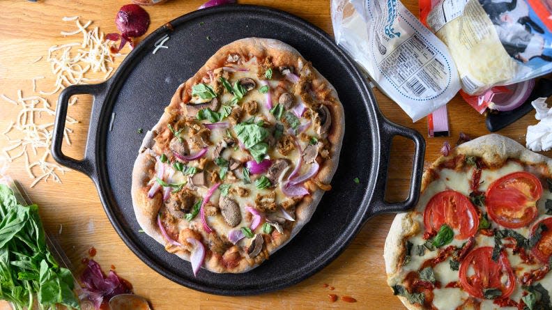 Make amazing pizza at home with this handled pizza pan.