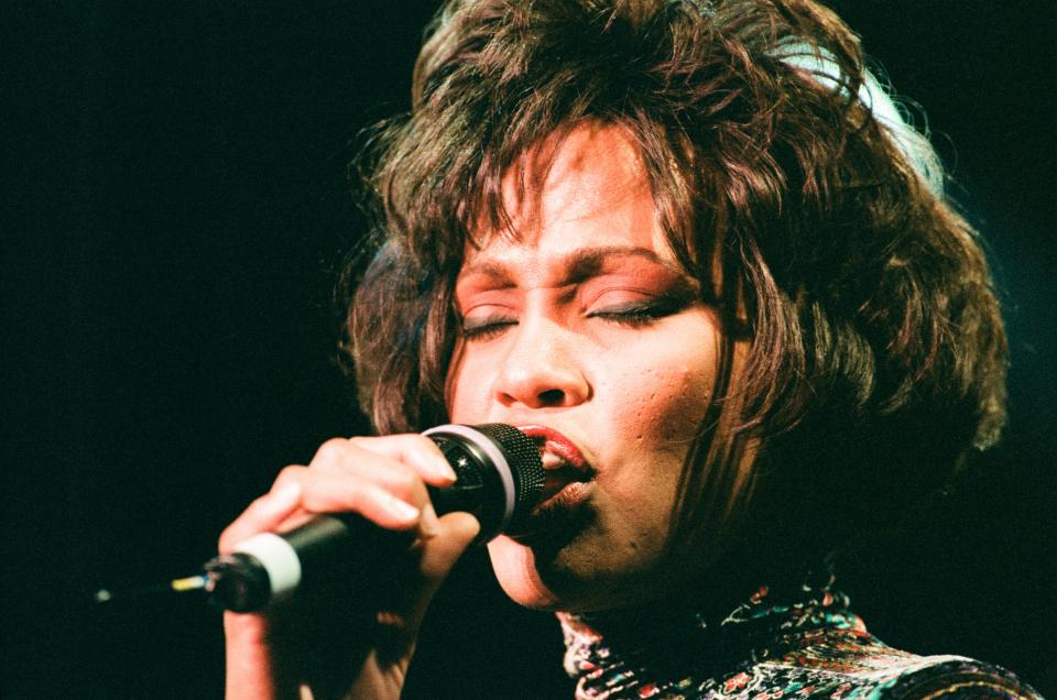Whitney Houston in Concert at Earls Court Exhibition Centre, London, 5th November 1993. The Bodyguard World Tour 1993. (Photo by Chris Grieve/Mirrorpix/Getty Images)