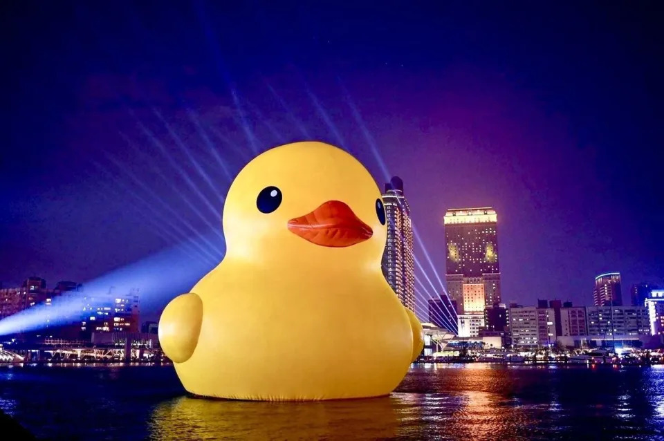 夜晚一樣吸引大批民眾來觀賞黃色小鴨的萌樣。圖/高雄市政府提供