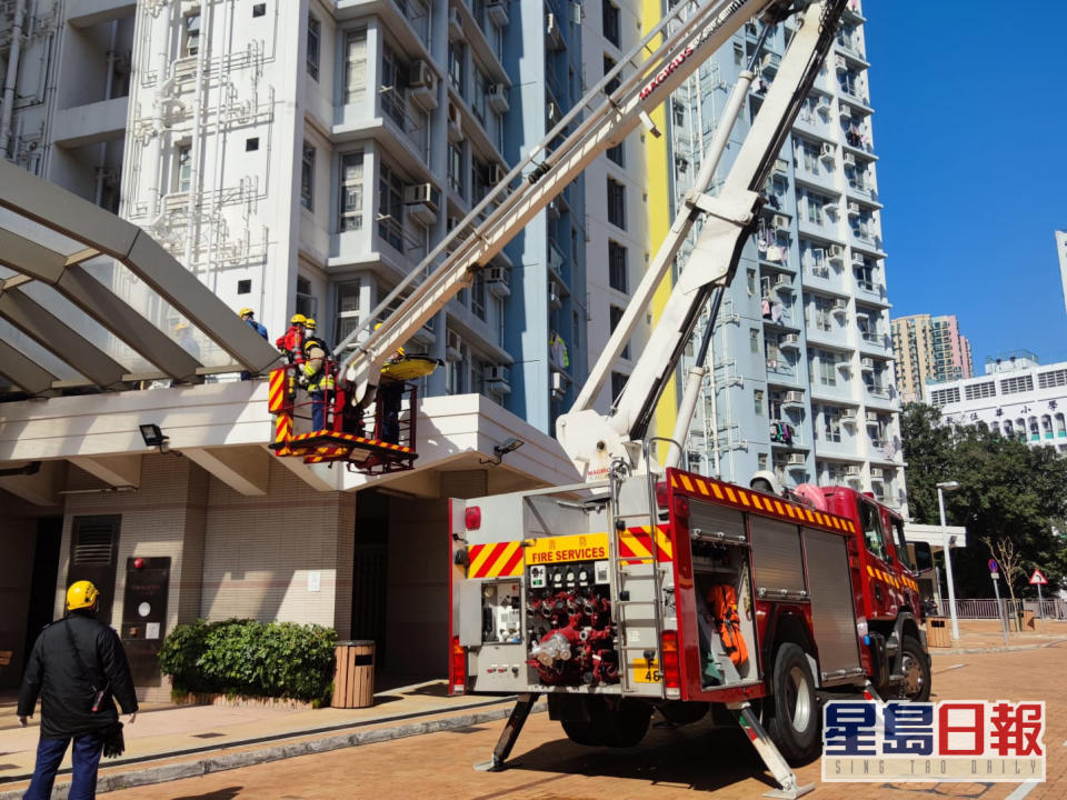 消防架起升降台將遺體移到到地面。梁國峰攝