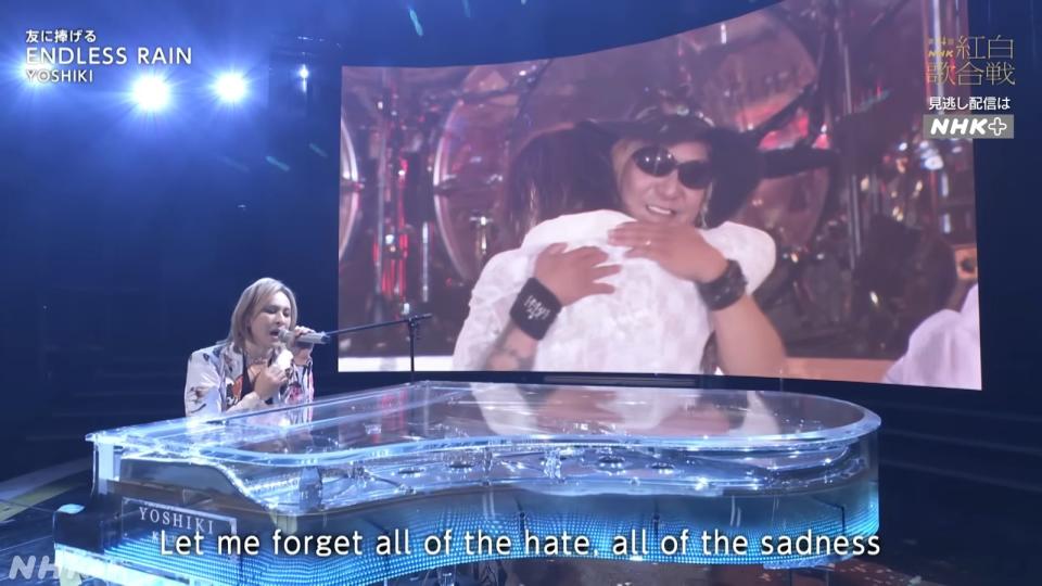 YOSHIKI在《紅白歌唱大賽》自彈自唱〈ENDLESS RAIN〉。（翻攝自NHK YouTube畫面）