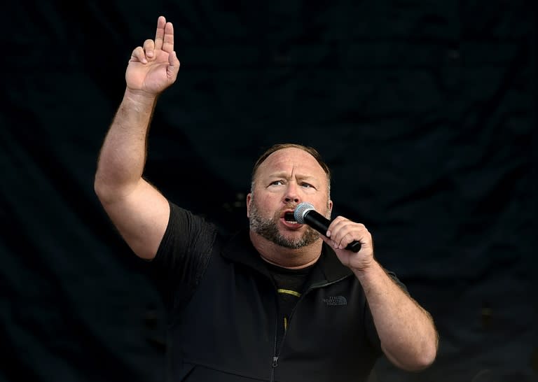 El comunicador de extrema derecha estadounidense Alex Jones habla con partidarios del entonces presidente Donald Trump mientras se manifiestan en Washington, DC, el 12 de diciembre de 2020 (Olivier DOULIERY)