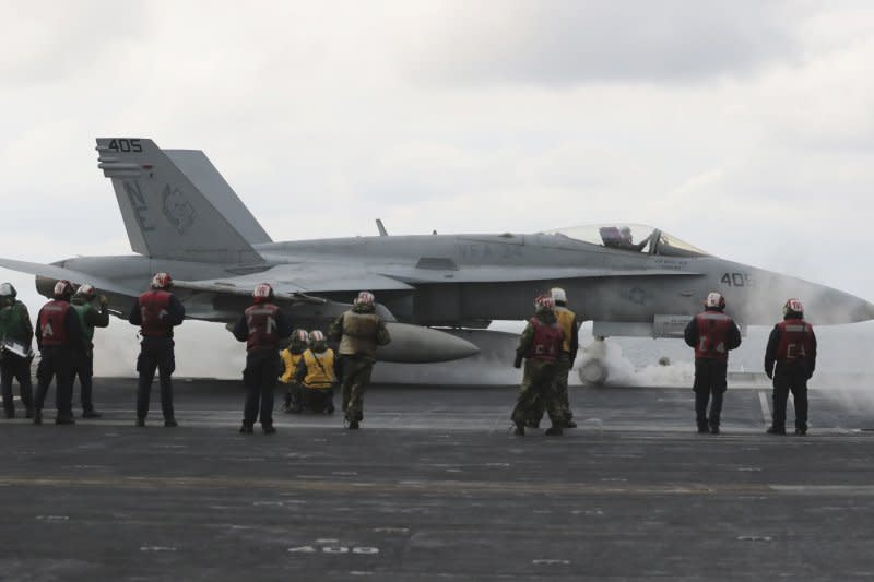 美軍卡爾文森號航空母艦在朝鮮半島海域參加美韓軍演，一架F/A-18正準備起飛。（美聯社）