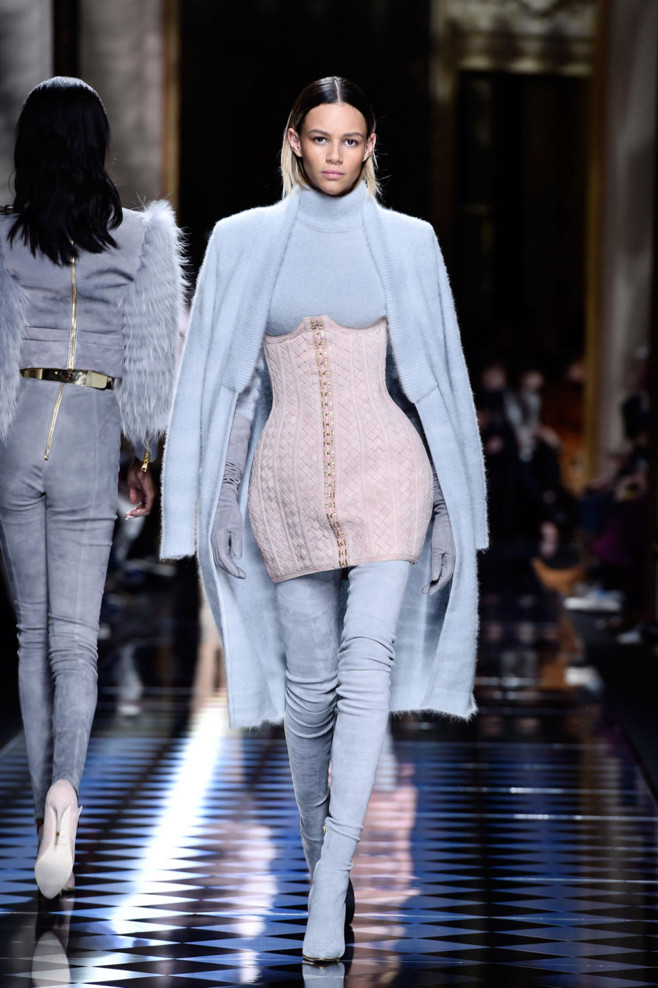 Eines der etwas ausgefalleneres Outfits präsentierte Balmain in seiner Herbst/Winter-Kollektion 2016. (Bild-Copyright: Pascal Le Segretain/Getty Images)