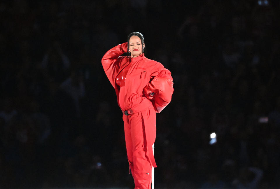 Rihanna performt während der Apple Music Super Bowl LVII Halftime Show im State Farm Stadium in einem roten Overall, in dem ihr Babybauch zu sehen ist