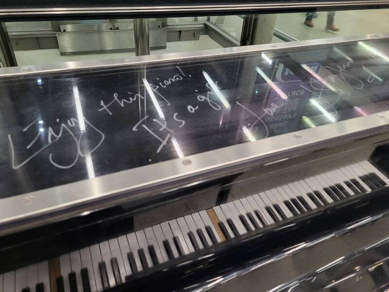 「鋼琴門」事件主角鋼琴 艾爾頓強愛的贈禮 英國傳奇創作歌手艾爾頓強2016年贈送倫敦聖潘克拉 斯車站一架黑色山葉（YAMAHA）鋼琴，並在上頭簽 名留言：好好享受這架鋼琴吧，這是一個禮物。愛你 們的艾爾頓強。中央社記者陳韻聿倫敦攝 113年2月8 日 