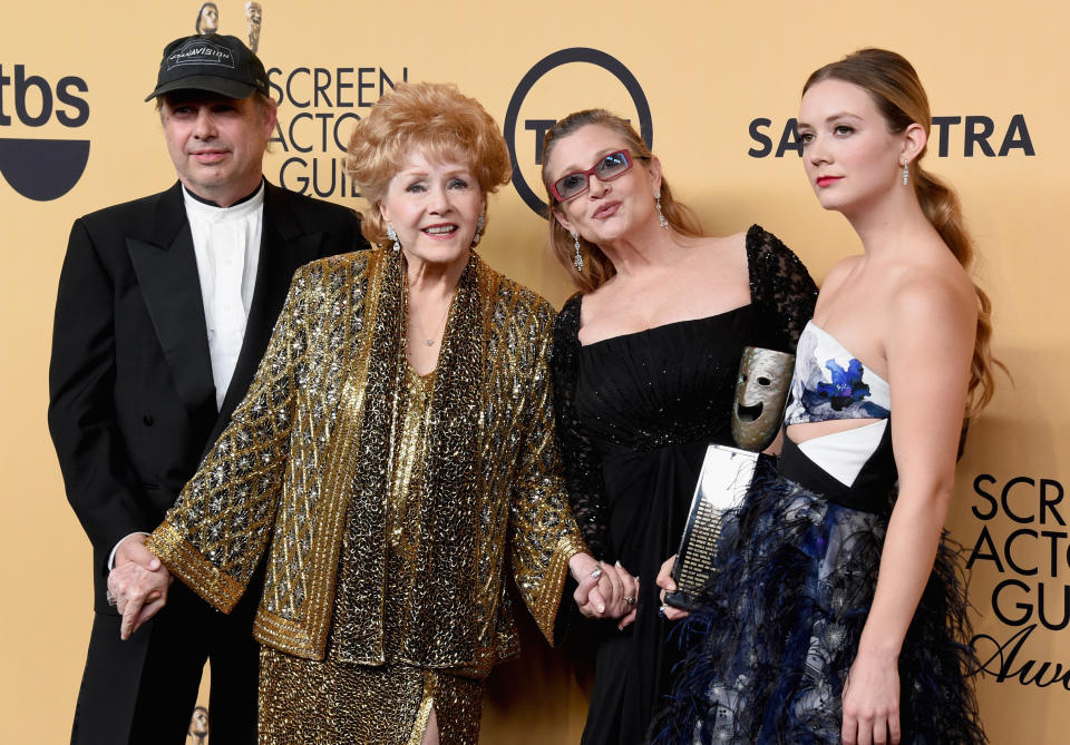 LOS ÁNGELES, CA - 25 DE ENERO: (L-R) Todd Fisher, la homenajeada Debbie Reynolds, la actriz Carrie Fisher y la actriz Billie Lourd posan en la sala de prensa en la 21ª edición de los Premios del Sindicato de Actores de la Pantalla en el Auditorio Shrine el 25 de enero de 2015 en Los Ángeles , California. (Foto de Steve Granitz/WireImage)