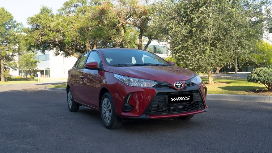 El auto Toyota Yaris es uno de los tiene la opción full más económica.