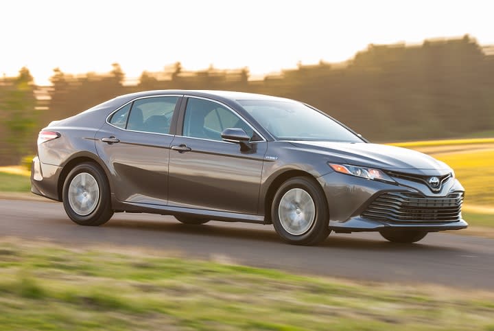 2018 Toyota Camry LE Hybrid front quarter right photo