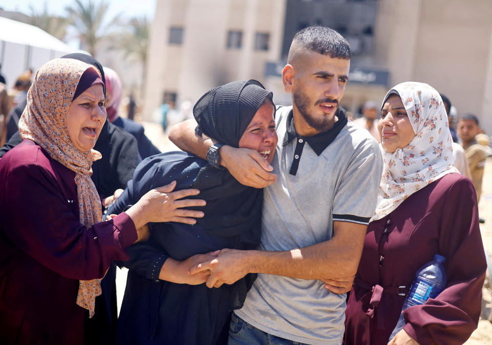 La gente llora en el hospital Nasser, tras la muerte de palestinos en un ataque israelí en un campamento de tiendas de campaña, en medio del conflicto entre Israel y Hamás, en Khan Younis en el sur de la Franja de Gaza 13 de julio 2024. REUTERS/Mohammed Salem TPX IMÁGENES DEL DÍA