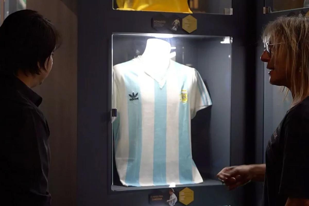 Hasta 15 mil dólares por una reliquia: la venta de camisetas de