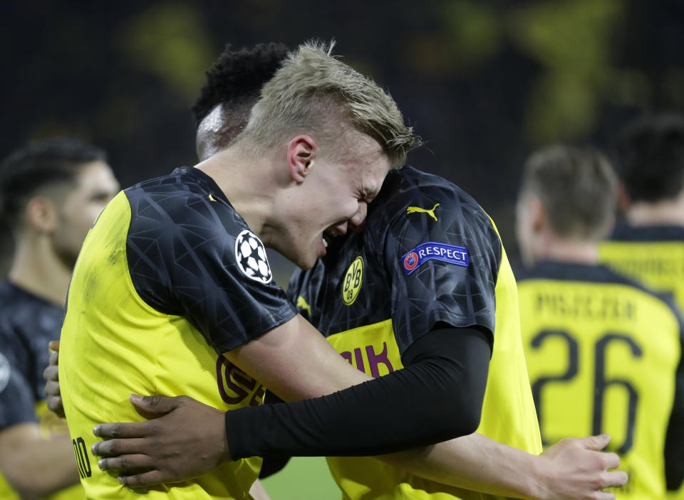 Erling Haaland (izquierda) del Borussia Dortmund celebra con su compañero Dan-Axel Zagadou tras anotar el primer gol de su equipo en la victoria 2-1 ante el Paris Saint Germain por los octavos de final de la Liga de Campeones, el martes 18 de febrero de 2020. (AP Foto/Michael Probst)