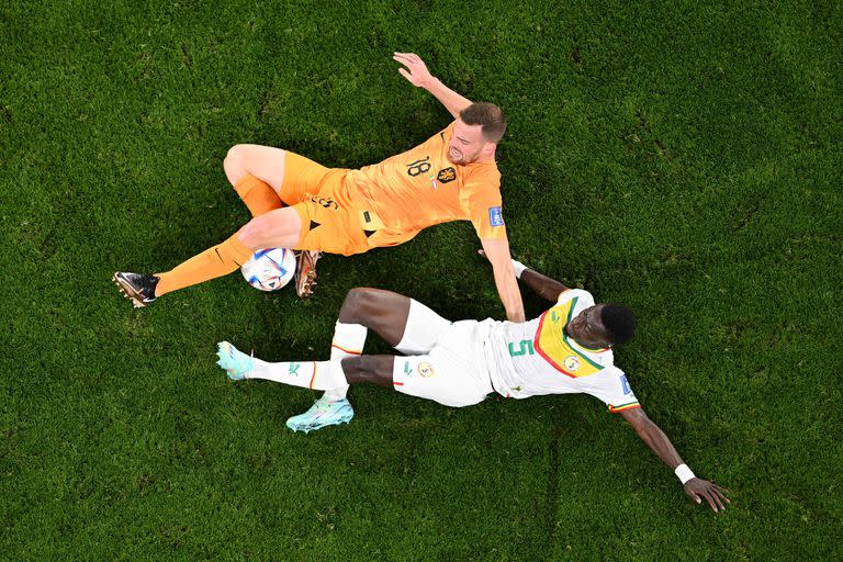 Desde el aire: lucha por la pelota entre el neerlandés Vincent Janssen (arriba) con el mediocampista senegalés Idrissa Gana Gueye durante el partido por el Grupo A de la Copa Mundial Qatar 2022 entre Senegal y Holanda en el Estadio Al-Thumama en Doha el 21 de noviembre , 2022.