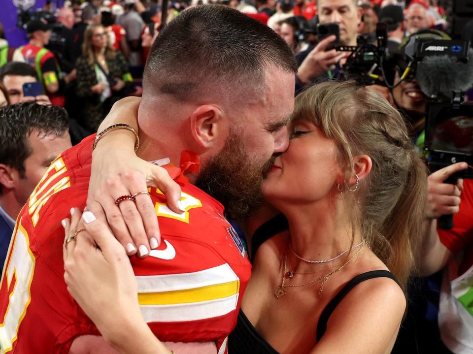 Taylor Swift y Travis Kelce celebrando al final del Super Bowl 2024 (Getty Images)