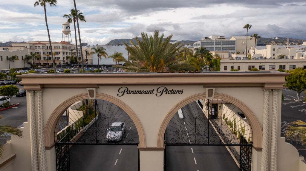  Paramount lot studio gate in Los Angeles . 