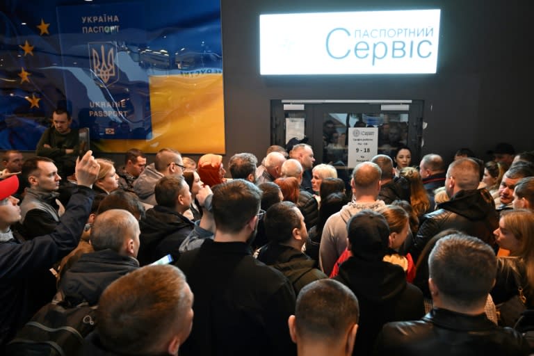 Des Ukrainiens devant un bureau des passeports fermé à Varsovie, le 24 avril 2024 (Sergei GAPON)