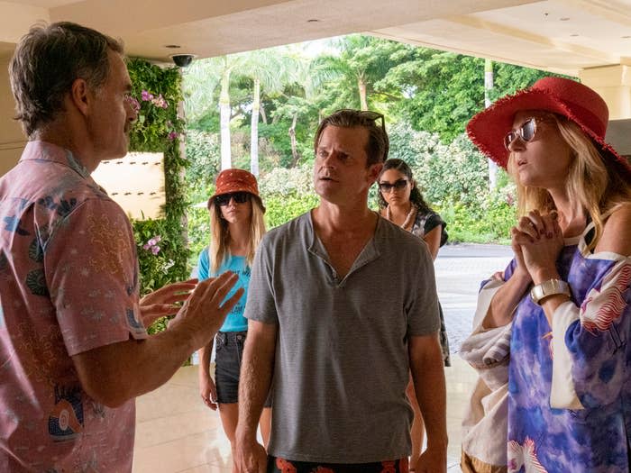 Murray Bartlett speaking to Steve Zahn and Connie Britton in a hotel lobby in a scene from the first season