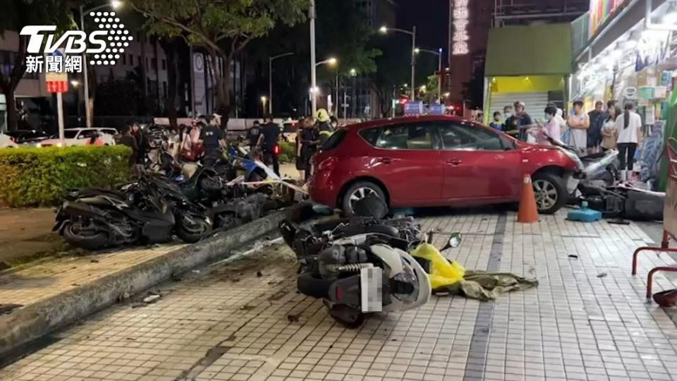 紅色小客車撞進機車停放區。（圖／TVBS）