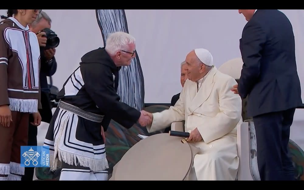  Pope Francis accepts an Inuit drum. (Screenshot/Vatican News livestream)