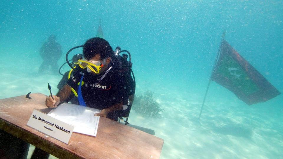 Hilfeschrei: Mohamed Nasheed, damals Präsident der Malediven, bei der weltweit ersten Unterwasser-Kabinettssitzung einer Regierung im Jahr 2009. Foto: epa