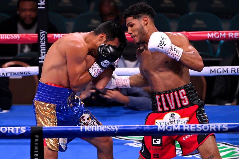 Elvis Rodriguez (R) punches Juan Pablo Romero (Getty)