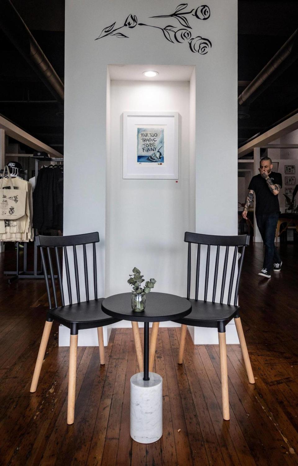 Una pequeña mesa a la entrada del salón de tatuajes Ocho Placas en White Rose Coffee Shop.