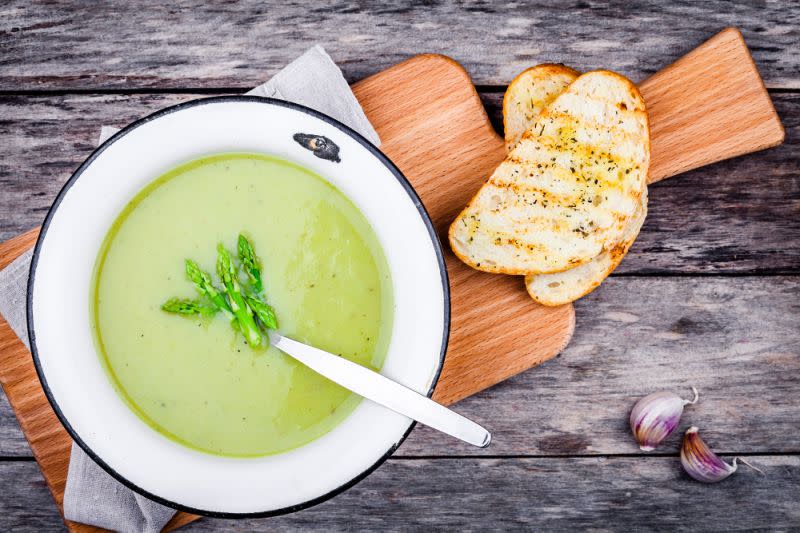 Püriere Spargel für ein leichteres Gericht zu einer cremigen Suppe und serviere sie mit getoastetem Ciabatta. (Getty Images)