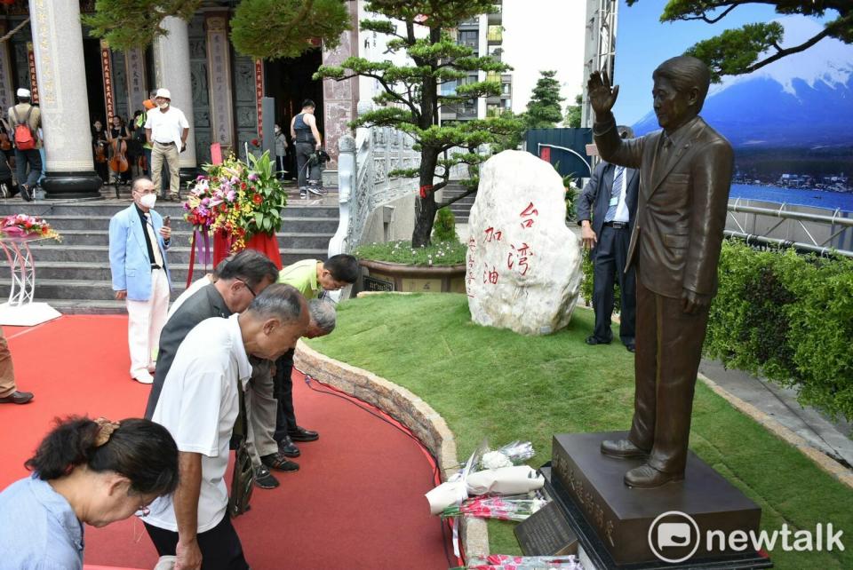 民眾向安倍銅像行鞠躬禮。   圖：孫家銘攝