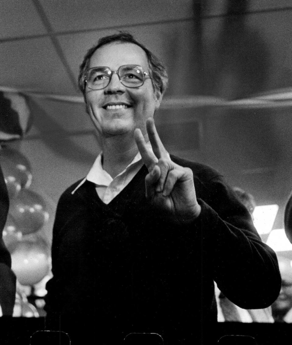 Then-Sacramento Mayor Phillip isenberg, 43, flashes a victory sign on election night in November 1982, after vote tallies showed him with a commanding lead in the 10th District Assembly race against Republican Ingrid Azvedo.