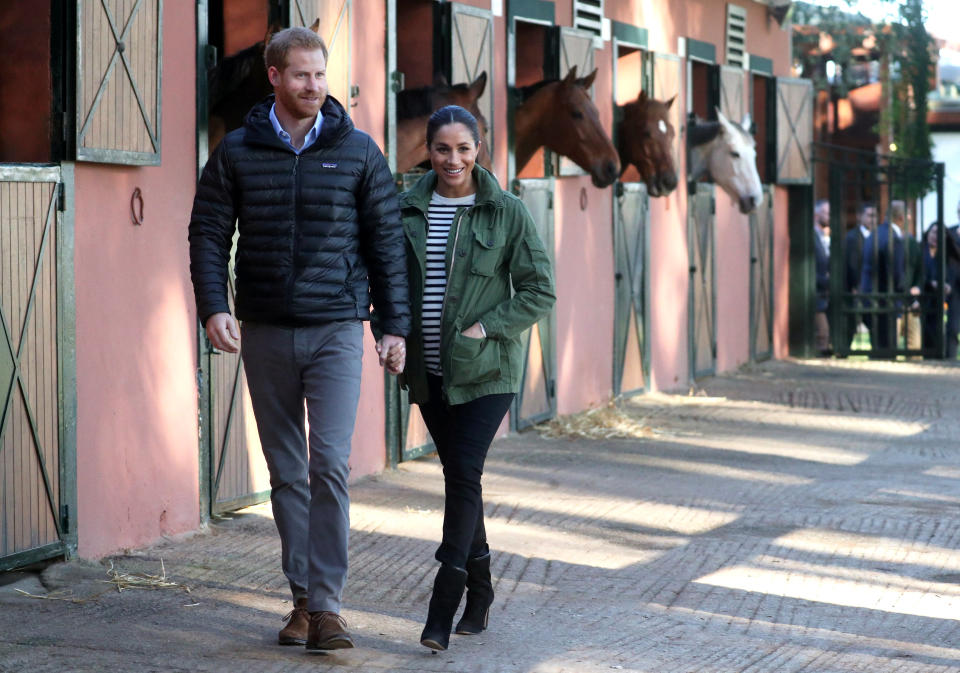 <p>Für ein Pferdesport-Event am darauffolgenden Tag ließ es Herzogin Meghan dann wieder lockerer angehen. Sie wählte eine schwarze Skinny Jeans, schwarze Boots mit Absatz, einen gestreiften Pulli sowie eine khakifarbene Kapuzenjacke. (Bild: Getty Images) </p>