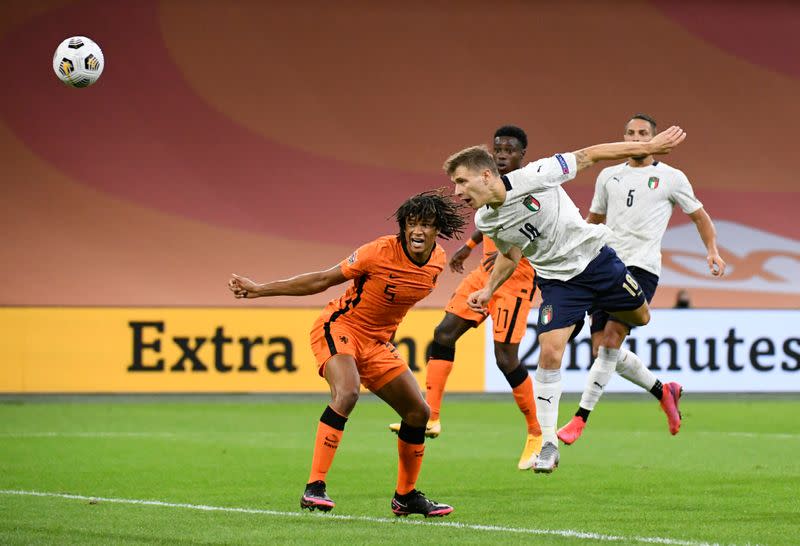 Nicolo Barella cabecea y anota el único gol del partido en que Italia venció 1-0 a Países Bajos, en el encuentro del Grupo 1 de la Liga A de Naciones, en Ámsterdam, Países Bajos