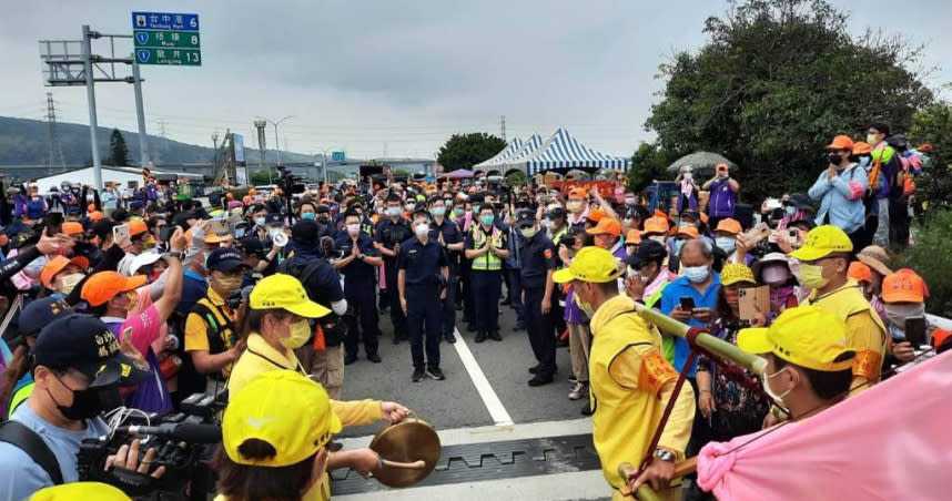 白沙屯媽祖鑾轎今天清晨進入台中海線，清水警分局在大甲溪橋頭接駕。（民眾提供）