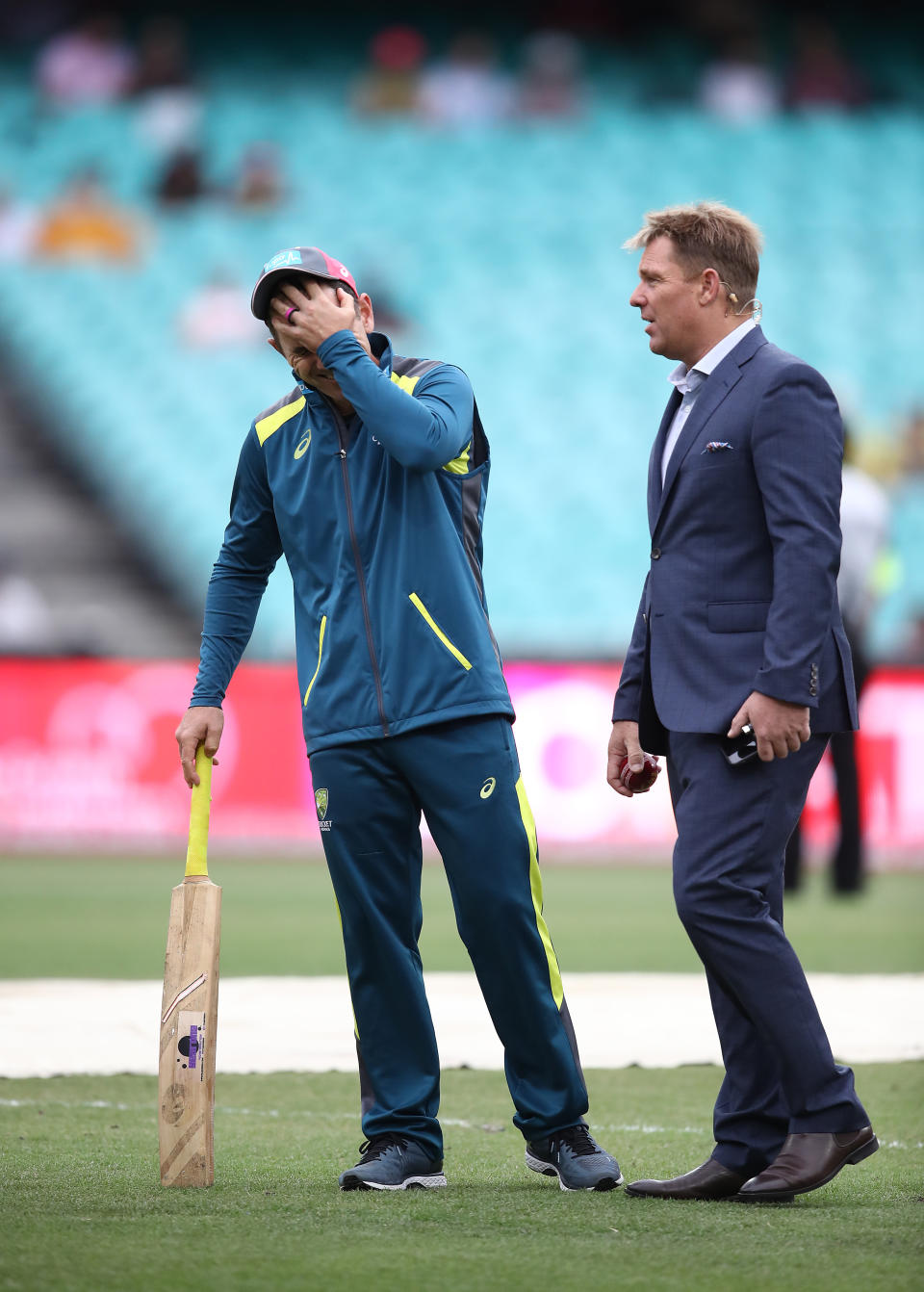 SYDNEY, AUSTRALIA - JANUARY 06: Justin Langer, coach of Australia,  speaks with former Australian Cricketer Shane Warne during day four of the Fourth Test match in the series between Australia and India at Sydney Cricket Ground on January 06, 2019 in Sydney, Australia. (Photo by Ryan Pierse/Getty Images)