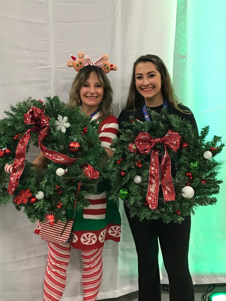 Thirty-one actors and 12,000 attendees, including the Fasano Girls from Rhode Island and Connecticut, came to the New Jersey Convention and Exposition Center in Edison for Christmas Con 2021, a three-day event celebrating Christmas movies and the holiday season.