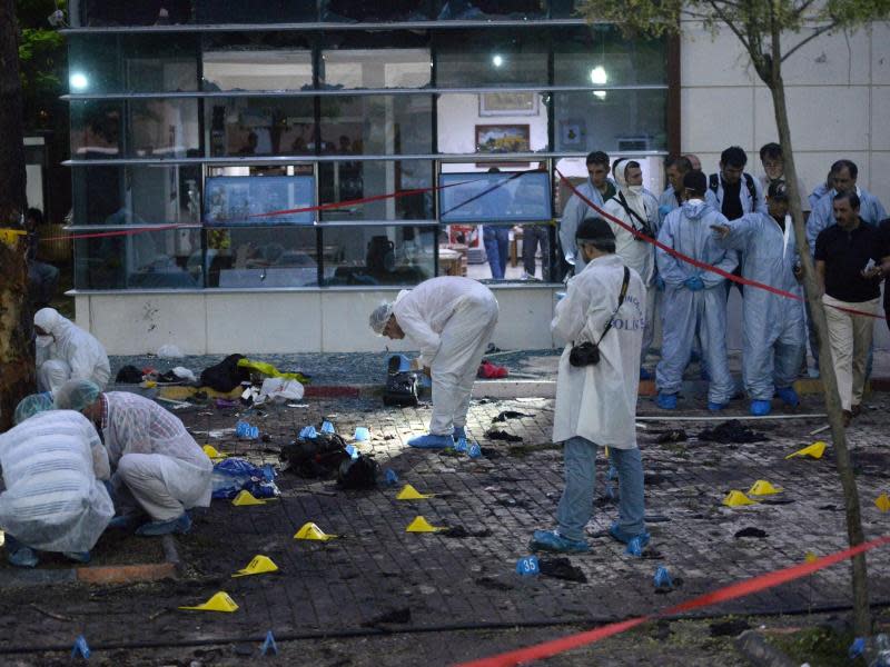 Nach dem Attentat in Suruc untersuchen Polizisten den Tatort. In der Türkei hat es seit vergangener Woche mehrere Terroranschläge gegeben. Der blutigste war in Suruc und läutete Erdogans Kurswechsel ein. Foto: EPA/Depo Photos/Str