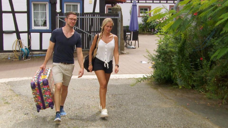 Nachdem Nils die Vorgängerin eben erst nach Hause schickte, rückt mit Vanessa schon die nächste Hofdame an. (Bild: RTL)