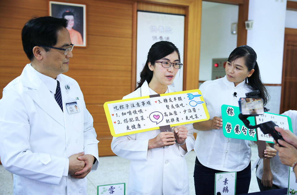 魏萌萱營養師也提醒慢性病友在粽子選擇上的小撇步，讓民眾在端午節也能吃粽，健康無負擔。