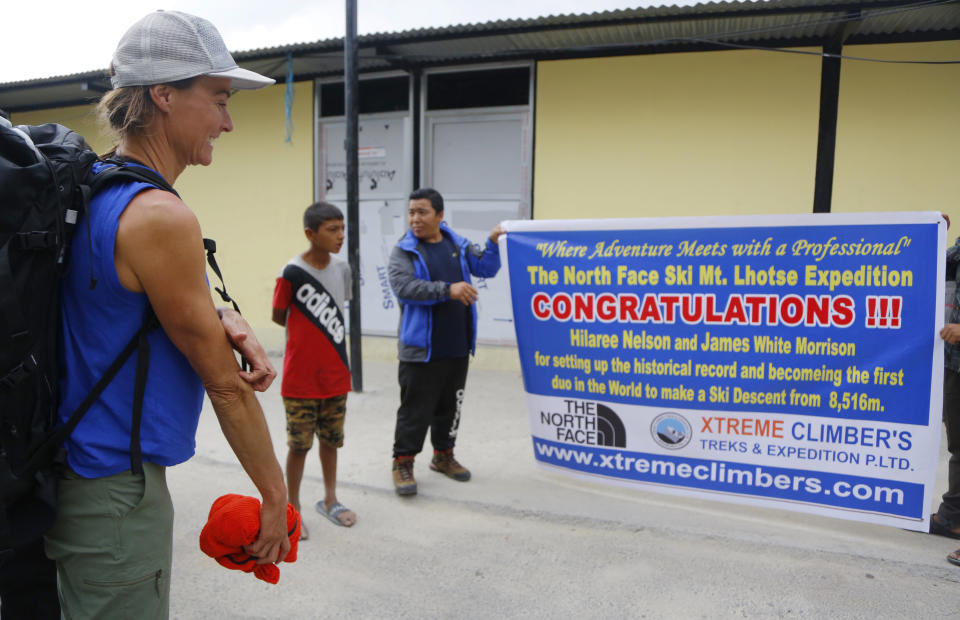 Hilaree Nelson mira una pancarta que la felicita a ella y a su compatriota James Morrison a su llegada a Katmandú, Nepal, en 2018. Los dos montañistas estadounidenses superaron las condiciones climáticas, los retrasos y los problemas de seguridad para esquiar con éxito desde la cima del cuarto pico más alto del mundo, el monte Lhotse, regresaron sanos y salvos de las montañas. (Foto: AP/Niranjan Shrestha)