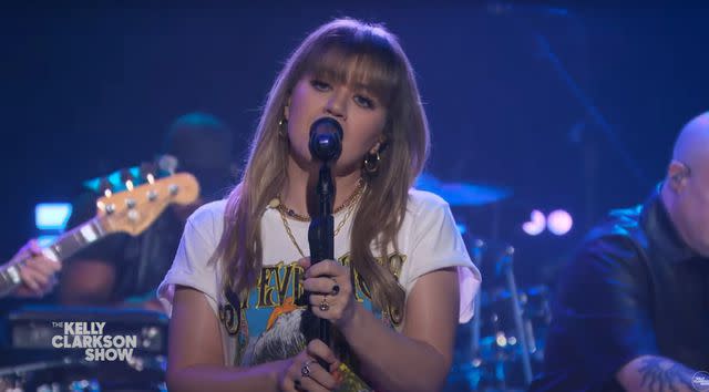 <p>the Kelly Clarkson Show/Youtube</p> Kelly Clarkson performs Miley Cyrus' "Flowers"