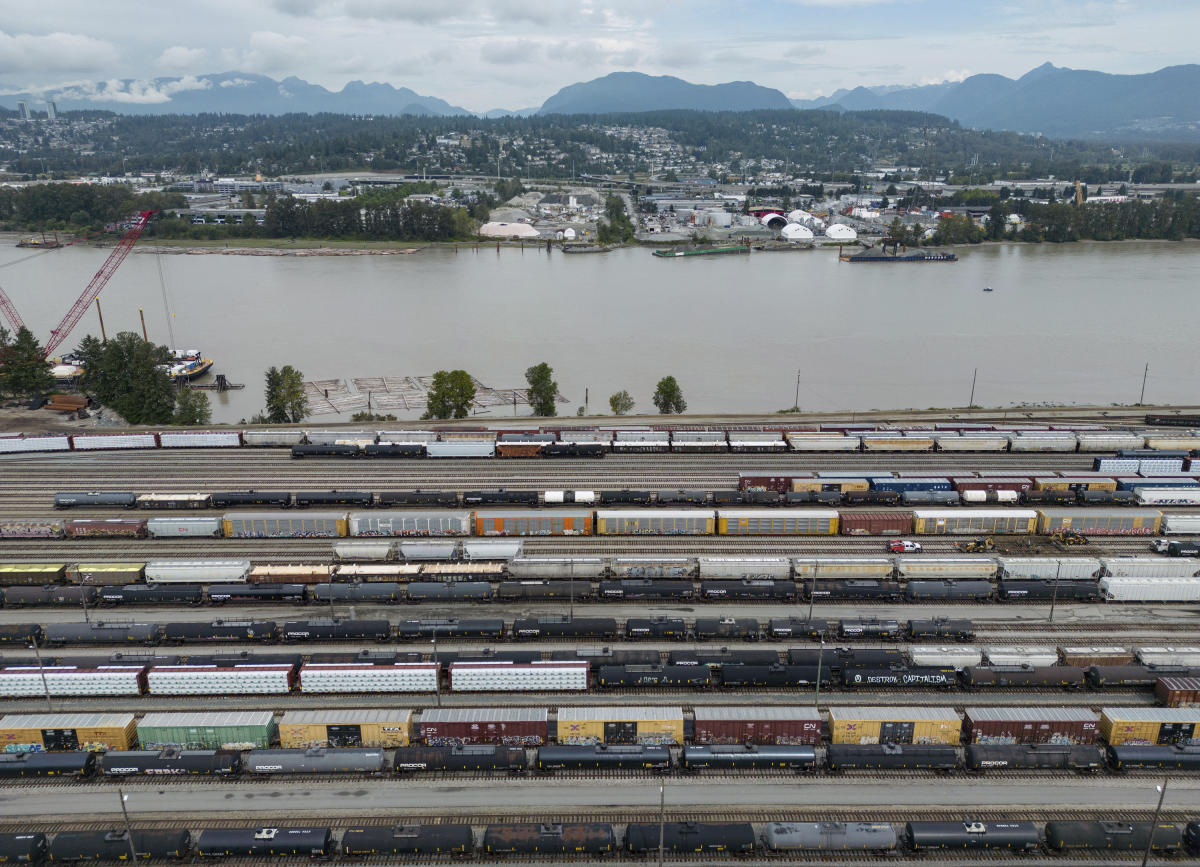 A Canadian union issued a 72-hour strike warning after freight railways resumed service