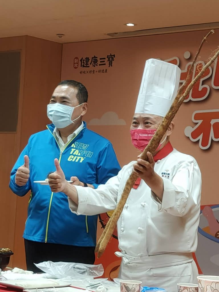 新北市長侯友宜與福容大飯店廚藝總監鄭衍基(阿基師)，共同推薦新北山藥。（記者黃秋儒攝）