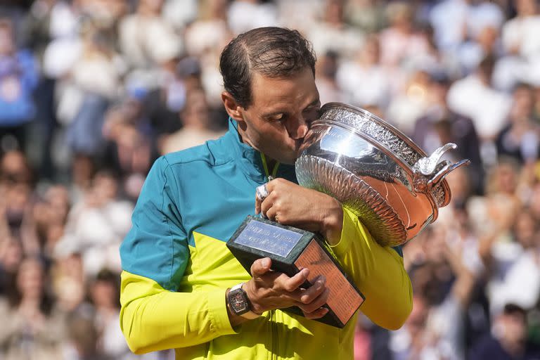 Rafael Nadal, el domingo pasado, besando la Copa de los Mosqueteros de Roland Garros. 