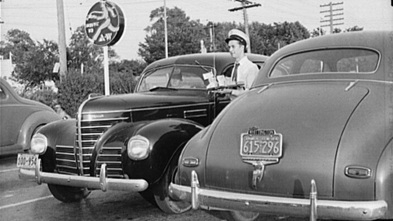 Hot Shoppe drive-in selling A&W