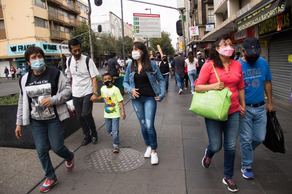 Miles de Capitalinos acuden al Centro HistÃ³rico de la Ciudad, a realizar compras y otros simplemente a pasear,